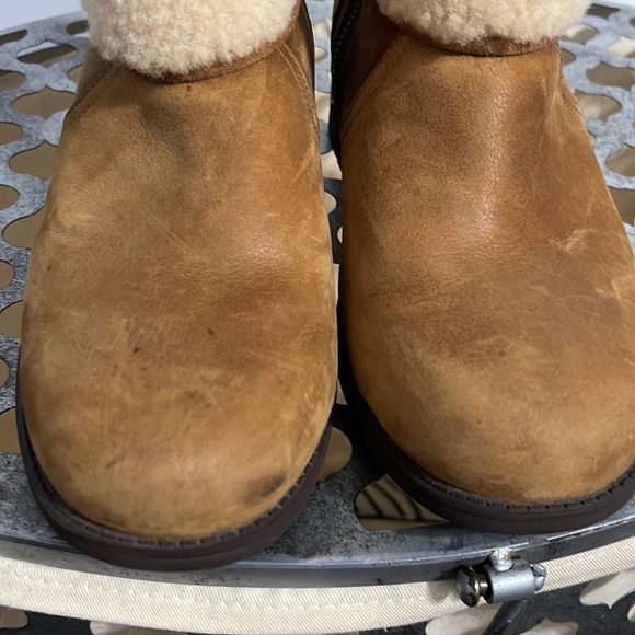 Women’s UGGS - Picture 2 of 11
